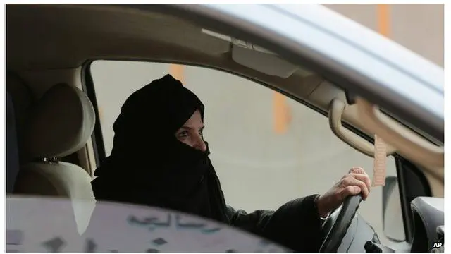 اب بھی سعودی عرب دنیا کا وہ واحد ملک ہے جہاں خواتین سٹیئرنگ وہیل کے پیچھے نہیں بیٹھ سکتیں۔