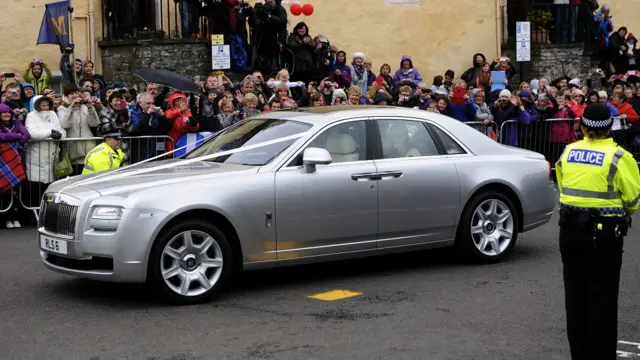 Автомобиль с молодоженами на улицах Данблейна