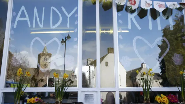 Отражение кафедрального собора в витрине