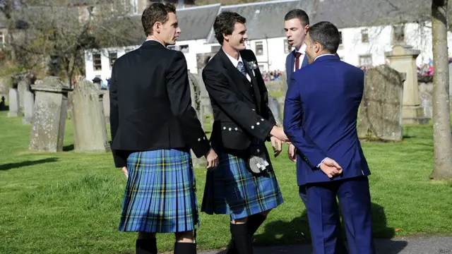 Энди (слева) со старшим братом Джейми и друзьями 