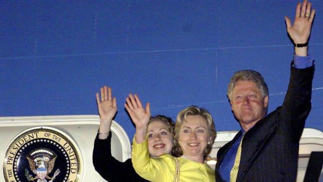 Vợ chồng tổng thống Clinton và con gái Chelsea thăm Việt Nam năm 2000