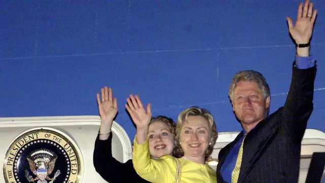Vợ chồng tổng thống Clinton và con gái Chelsea thăm Việt Nam năm 2000