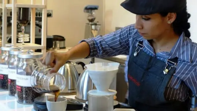 Barista en café de Medellín