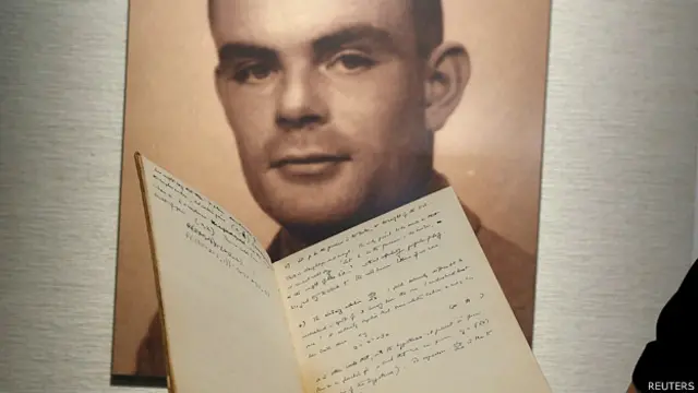 Imagen de Alan Turing junto al manuscrito que se subasta en Nueva York