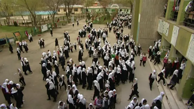 دقیقا مشخص نیست از چه زمانی روپوش سیاه و روسری سفید به عنوان لباس فرم دختران دانش آموز افغان انتخاب شده است