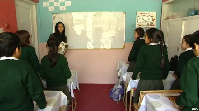 لباس دختران دانش آموز در مکاتب خصوصی، رنگ‌های شادتری دارد