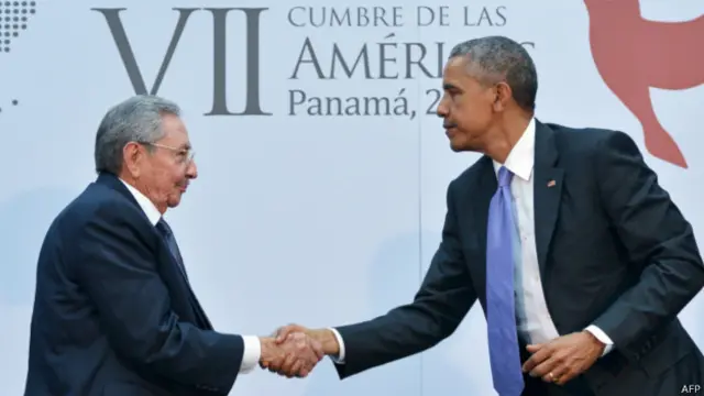 Рауль Кастро (слева) и Барак Обама