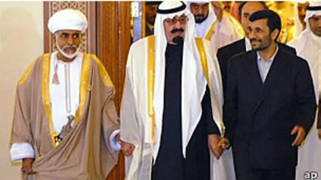 محمود احمدی‌نژاد (راست) ملک عبدالله (وسط) سلطان قابوس (چپ)