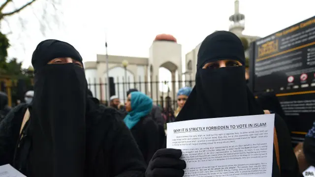 Женщины в никабах раздают листовки с призывом не участвовать в выборах в Лондоне