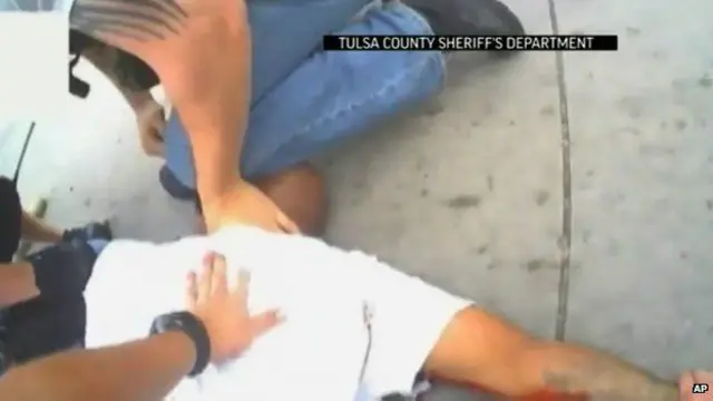 哈里斯被壓制在地上