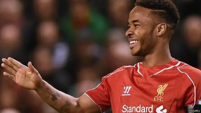 اعترف ستيرلينغ في مقابلة مع بي بي سي بأنه رفض عرضا لتجديد عرضه مع ليفربول مقابل الحصول على 100 ألف جنيه استرليني أسبوعيا