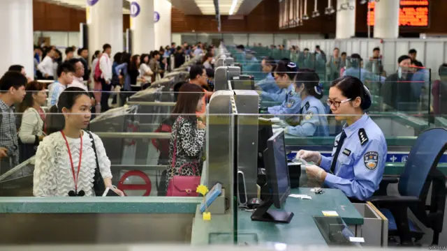 深圳福田口岸往香港方向出境大廳內邊防人員查驗證件(新華社圖片13/4/2015)