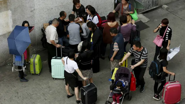 香港上水一批疑似水客在分拆货物（13/4/2015）