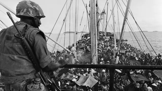 Nhiều người miền Nam lên tàu chạy trốn vào cuối cuộc chiến năm 1975