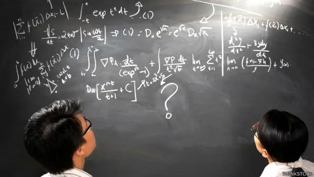 Estudiantes frente a una pizarra