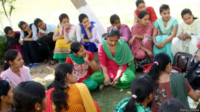 गांवों से कॉलेज जानेवाली ये सभी लड़कियां बस में छेड़छाड़ की शिकायत करती हैं.