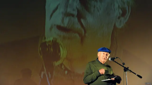 Galeano dijo que "cuando el buen fútbol ocurre, agradezco el milagro sin que me importe un rábano cuál es el club o el país que me lo ofrece".