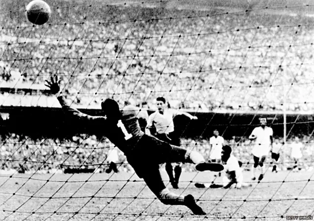 El gol de Juan Alberto Schiaffino en 1950 en el "Maracanazo". Galeano contó que "prometí a Dios una cantidad de sacrificios a cambio de que Él se apareciera en Maracaná y diera vuelta el partido. Nunca conseguí recordar las muchas cosas que había prometido, y por eso nunca pude cumplirlas". 