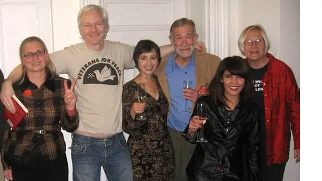 Эквадор элчихонасидаги тадбир. Чапдан иккинчи - Жулиан Ассанж, ўнгдан иккинчи - Нодира Мюррей