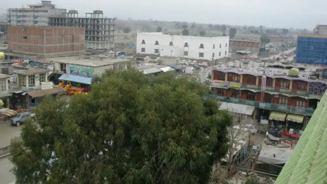 په خوست کې د ښاري تنظیم او خدماتو پر وړاندې لوی خنډ دا دی، چې اوسنی ښار کوچنی دی خو اوسیدونکي او کاروباریان په ې زیات دي