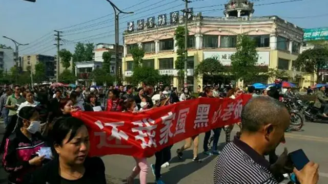 當地不堪毒氣污染的市民陸續發起示威，抗議政府不作為。