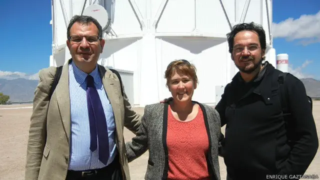 Enrique Gaztañaga, der., frente al Telescopio Blanco junto Ofer lahav, del comité de ciencia de DES, Brenna Flaugher (Directora de proyectos de DES).