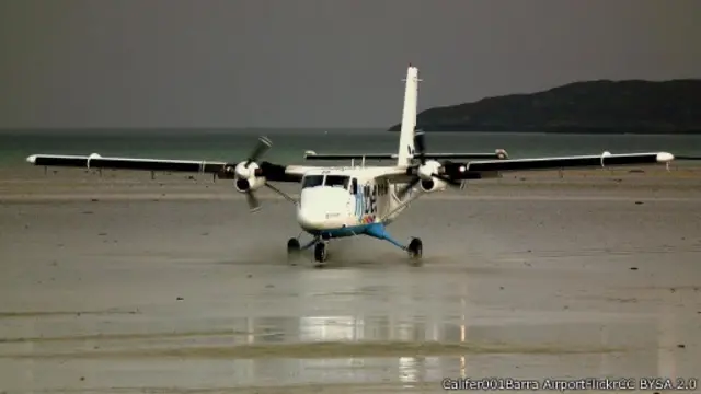 مدرج مطار بارا الاسكتلندي وقد غمرت أرضيته المياه خلال إحدى عمليات الإقلاع