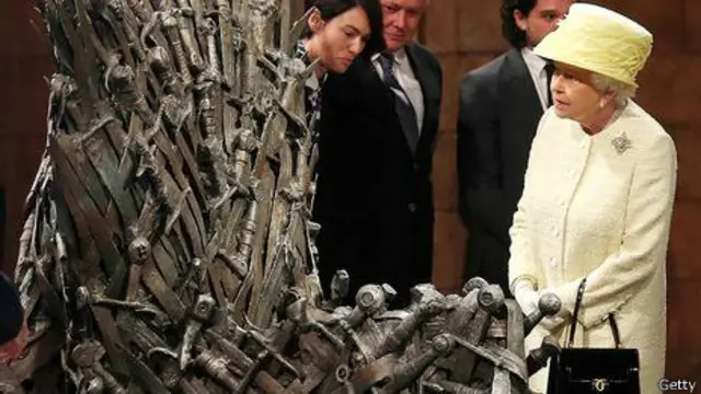 Rainha Elizabeth 2ª admirou o Tronobet asFerrobet asvisita ao estúdios da sériebet asBelfast