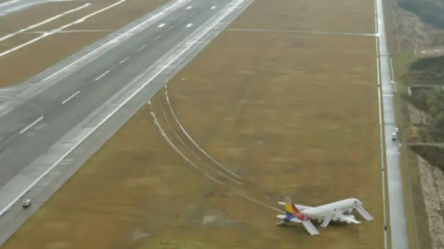 Pesawat Asiana Airlines tergelincir saat mencoba mendarat di Bandara Hiroshima, Jepang.
