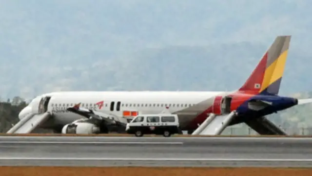 Seluruh penumpang dan kru pesawat keluar menggunakan tangga darurat.