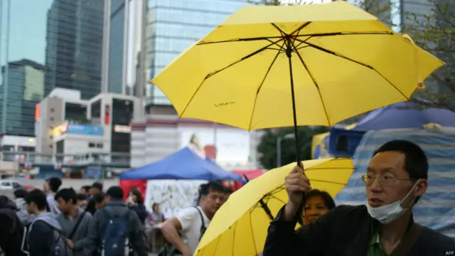 香港金鐘政府總部外「雨傘運動」支持者撐起黃傘參與「佔中」半週年紀念活動（28/3/2015）