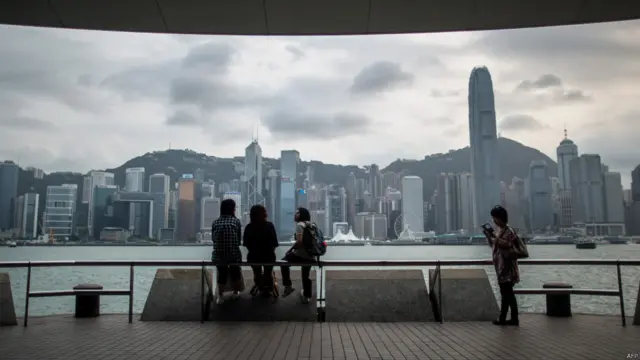 香港尖沙咀海旁市民遊客遠眺香港島海岸風光（7/4/2015）