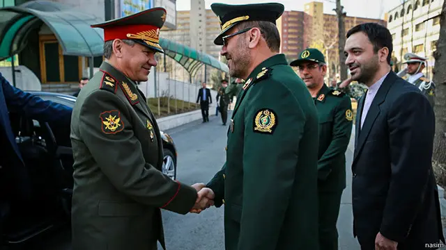 وزیر دفاع ایران (راست) سال گذشته خورشیدی میزبان همتای روسی اش در تهران بود
