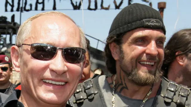 Владимир Путин с лидером мотоклуба "Ночные волки"