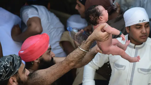 بیساکھی کے موقعے پر مختلف مذہبی رسومات پوری کی جاتی ہیں۔