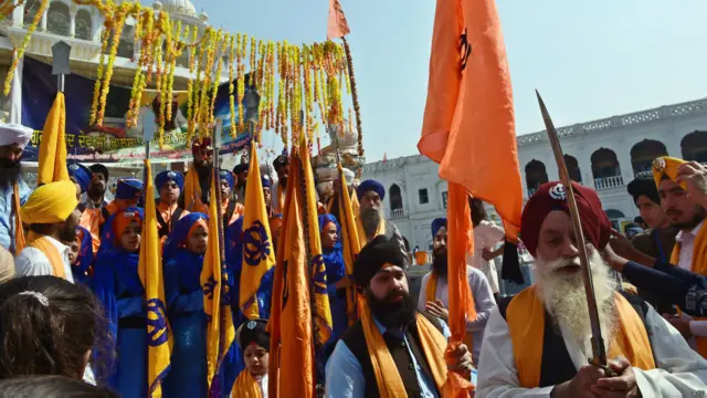 حسن ابدال میں پنجہ صاحب آنے والے سکھ یاتریوں میں مغربی ملکوں اور امریکہ میں بسنے والے سکھ بھی شامل ہوتے ہیں۔