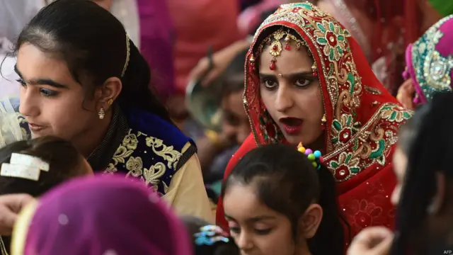 سکھ یاتریوں میں نوبیاہتا جوڑے بھی اپنی من کی مرادیں حاصل کرنے کے بعد پنجہ صاحب منتیں پوری کرنے آتے ہیں۔ 