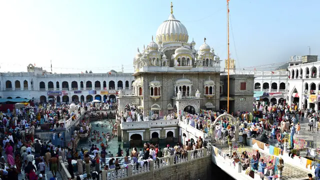 پنجہ صاحب سکھوں کا انتہائی مقدس مقام ہے جہاں روایت کے مطابق گرو نانک نے ایک ہاتھ سے پہاڑ سے گرتی ہوئی چٹان روک لی تھی۔