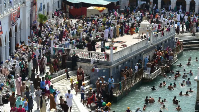 سکھ یاتری پنجھ صاحب کے تالاب میں اشنان بھی کرتے ہیں جو ان کی مذہبی رسومات میں شامل ہے۔