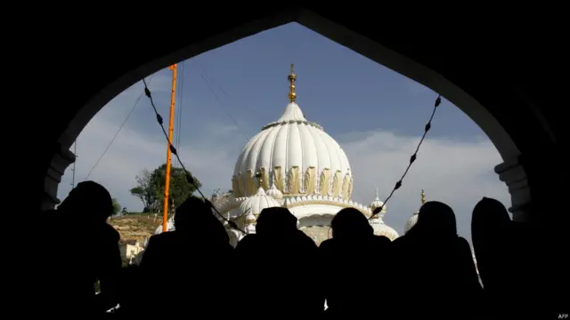 پنجہ صاحب آنے والے یاتریوں کی بڑی تعداد ہمسایہ ملک بھارت سے واہگہ باڈر کے راستے پاکستان پہنچتی ہے۔