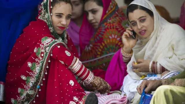 سکھ یاتری میں خواتین کی بڑی تعداد شامل ہوتی ہے جو پوری سج دھج سے اس تہوار میں شرکت کرتی ہیں۔