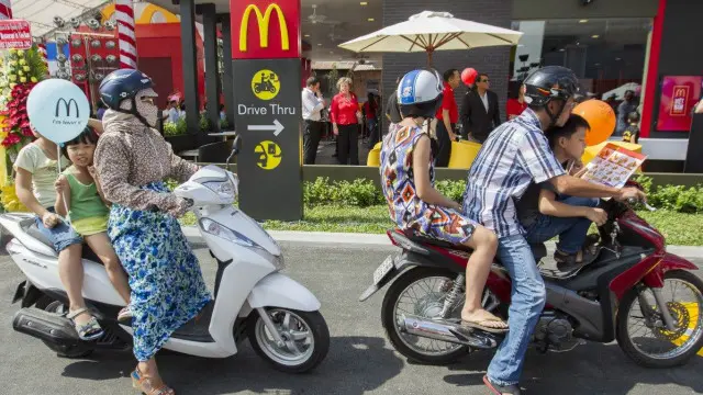 Dân TPHCM đến ăn quán Mỹ McDonald's