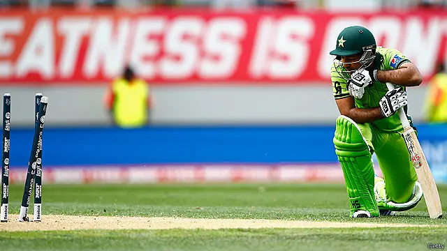 پاکستان کی اننگز میں اوپنر حفیظ اور کپتان اظہر علی نے عمدہ اوپننگ سٹینڈ فراہم کیا