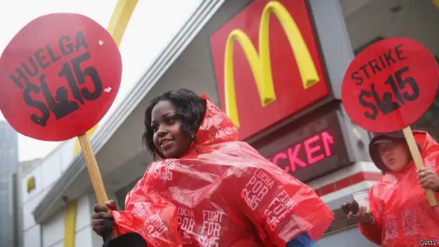 El sociólogo Amitai Etzioni utilizó en 1986 el término McEmpleo como sinónimo de “trabajo poco estimulante y mal pagado".