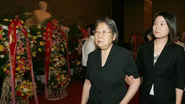 毛澤東與賀子珍的女兒李敏(左)