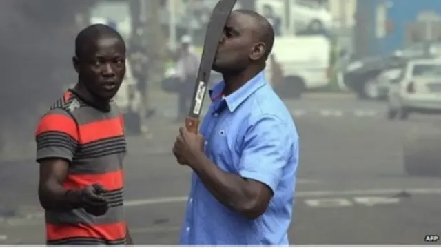 Certains étrangers ont décidé de s'armer afin de se protéger. 