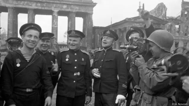 Советские военнослужащие возле Бранденбургских ворот в Берлине (май 1945 г.)