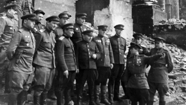 Советские воины на ступенях Рейхстага (май 1945 г.)