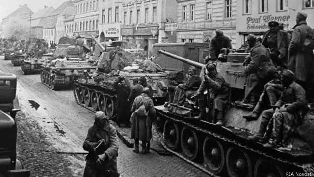 Советские танки в Берлине (май 1945 г.)