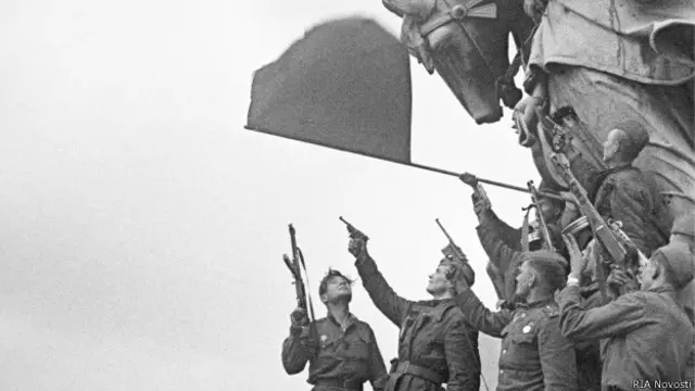 Советские воины салютуют на крыше рейхстага